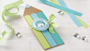 Ideen für den Schulanfang: Erster Schultag! | Einladung und Glückwunschkarte in Form eines Holzfarbstifts in Natur, Grün- und Türkistönen mit gestempelten und ausgemaltem Motiv