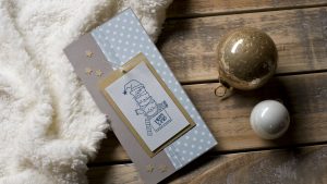 Ideen für die Weihnachtspost: MERRY X-MAS | Witzige Weihnachtskarte für Katzenliebhaber in kreidigen Trendfarben und goldenen Akzenten mit gestempeltem Motiv