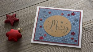 Ideen für die Weihnachtspost: Stars und Sternchen | Quadratische Weihnachtskarte in Weiß, kreidigem Blau und dunklem Rot mit Sternen und einem handgelettertem Schriftzug in der Mitte