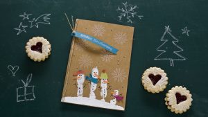 Ideen für die Weihnachtspost: Winterwonderland | lustige Weihnachtskarte in Natur, Weiß und vielen bunten Farben mit Schneemännern und Schneeflocken