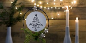 Ideen für die Weihnachtspost: Merry little christmas | ein ganz besonderer Weihnachtsgruß mit einem trendigen Metallreif in Schwarz, groben Holzsternen und einem gestempelten Motiv in der Mitte