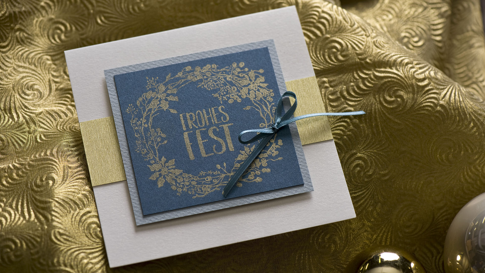 Ideen für die Weihnachtpost: Weihnachtskranz | glanzvolle und elegante Grußkarte zum Fest in verschiedenen Goldtönen, Petrol und Salbei mit handgezeichnetem Motiv