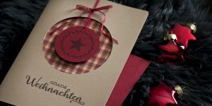 Hyggelig | Weihnachtskarte zum Wohlfühlen in Taupe, Weinrot und warmem Braun mit gestempeltem Weihnachtsmotiv und Schriftzug