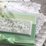 Ideen für besondere Geburtstage: Frisches Grün | Einladung in mehreren Grüntönen mit gestempelten Design im Handlettering-Stil und mit floralen Zeichnungen