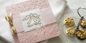 Ideen für die Weihnachtspost: Sternenregen | festliche Weihnachtskarte aus hochwertigem, handgeschöpftem Papier in zartem Rosa mit gestempeltem Moti