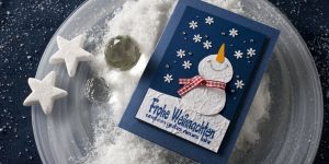 Ideen für die Weihnachtspost: Schneeflöckchen, Weißröckchen | fröhliche, kindgerechte Weihnachtskarte mit einem aus Naturpapier ausgeschnittenen Schneemann