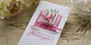 Ideen für Glückwünsche und Grußkarten: Kerzen für das Geburtstagskind | Karte für Geburtstagskinder in fröhlichen Bonbon-Farben mit upgecycelten Kerzen aus alten Buchseiten