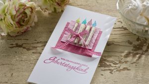 Ideen für Glückwünsche und Grußkarten: Kerzen für das Geburtstagskind | Karte für Geburtstagskinder in fröhlichen Bonbon-Farben mit upgecycelten Kerzen aus alten Buchseiten
