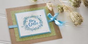 Ideen für Glückwünsche und Grußkarten: Alles Gute | Quadratische Karte mit einem wunderschönen Blütenkranz mit aquarelliertem Hintergrund in Natur, Grün und Türkis
