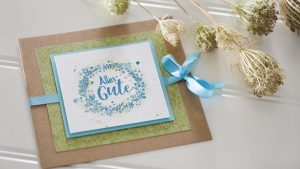 Ideen für Glückwünsche und Grußkarten: Alles Gute | Quadratische Karte mit einem wunderschönen Blütenkranz mit aquarelliertem Hintergrund in Natur, Grün und Türkis