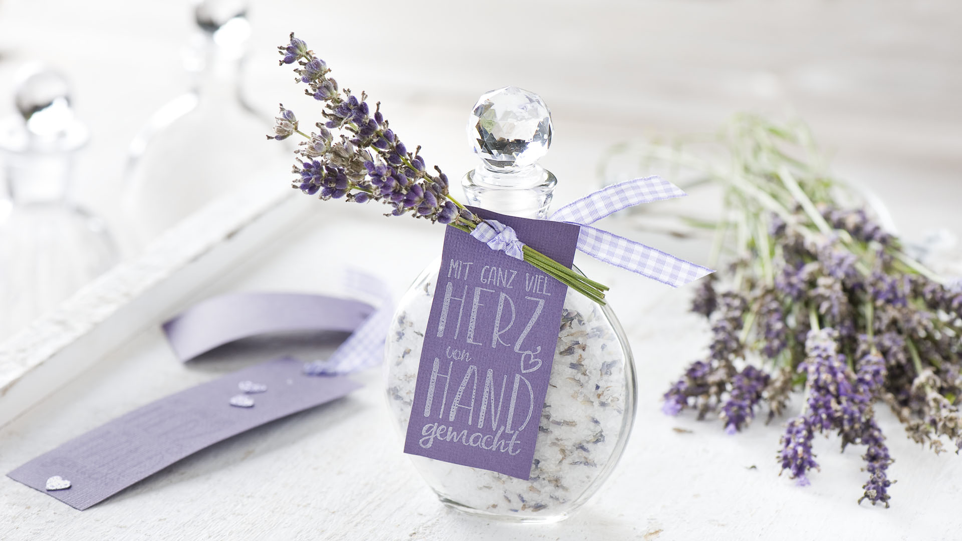 Ideen für kleine Geschenke: selbstgemachtes Badesalz mit Lavendelblüten