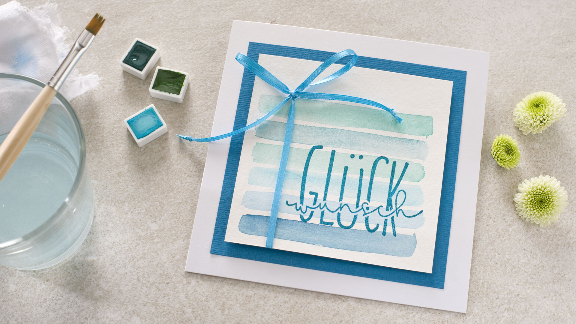 Ideen für Glückwünsche und Grußkarten: Ein Geschenk für dich | Quadratische Karte mit aquarelliertem Geschenkkarton, Schleife und gestempeltem Schriftzug