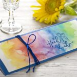 Ideen für Glückwünsche und Grußkarten: Bunt wie das Leben | Ausgefallene, besonders große Kartenhülle mit bunt und fröhlich aquarelliertem Dekor und gestempeltem Schriftzug im Handlettering-Stil