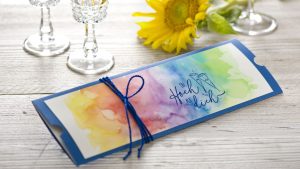 Ideen für Glückwünsche und Grußkarten: Bunt wie das Leben | Ausgefallene, besonders große Kartenhülle mit bunt und fröhlich aquarelliertem Dekor und gestempeltem Schriftzug im Handlettering-Stil