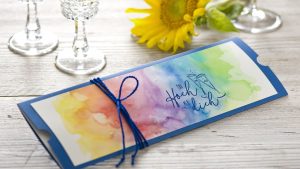 Ideen für Glückwünsche und Grußkarten: Bunt wie das Leben | Ausgefallene, besonders große Kartenhülle mit bunt und fröhlich aquarelliertem Dekor und gestempeltem Schriftzug im Handlettering-Stil