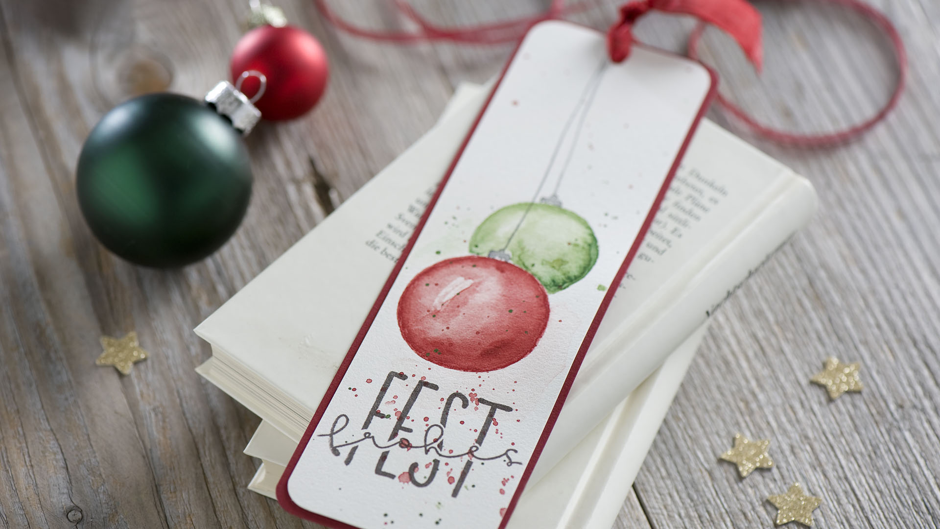 diy-weihnachten-buchzeichen-gruesse-butterer-stempel-frohes-fest-aquarell-watercolor-weihnachtskugeln-rot-gruen