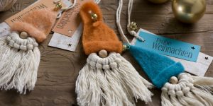 Ideen für Weihnachten und die Weihnachtspost: Makramee-Wichtel | Trendige Anhänger zum Schmunzeln und Verschenken aus Wollfilz, Garn, Schnur, Schellen und Holzteilen mit einem gestempelten Papierschild