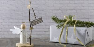 Ideen für Weihnachten und die Weihnachtspost: Weihnachtsengel | Edler Botschafter für Weihnachtsgrüße aus Kork, Holz und Naturmaterialien mit glitzernden Details und gestempelten Wünschen zum Fest