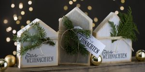Ideen für Weihnachten: Home Sweet Home | Naturschöne Häuschen aus Holz, Schnur und Tannenzweigen mit Kreidefarben und Stempel