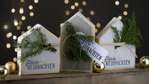 Ideen für Weihnachten: Home Sweet Home | Naturschöne Häuschen aus Holz, Schnur und Tannenzweigen mit Kreidefarben und Stempel