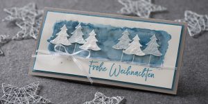 Ideen für die Weihnachtspost: Leise rieselt der Schnee | Weihnachtskarte in Grau, Weiß und Petrol mit anmutiger Kulisse aus Tannenbäumen und einem gestempelten Schriftzug