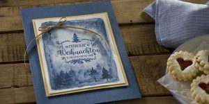 Ideen für die Weihnachtspost: Fröhliche Weihnachten | Weihnachtskarte in edlem Dunkelblau mit zauberhaft aquarelliertem Winterwald als Hintergrund und einem gestempelten Motiv im Handlettering-Look