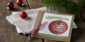 Ideen für die Weihnachtspost: Am Weihnachtsbaume | Quadratische Karte in Naturtönen, Weinrot und Tannengrün mit einem gestempelten Motiv im Handlettering-Stil