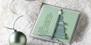 Ideen für die Weihnachtpost: Die schönsten Wünsche zum Fest | eine faszinierende quadratische Weihnachtskarte in Grau, Weiß und zartem Salbeigrün mit einem Tannenbaum aus Papierstreifen und einen gestempelten Text