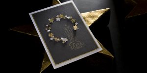 Ideen für die Weihnachtspost: Sternstunden | Beeindruckende Weihnachtskarten in Anthrazit, Grau und verschiedenen goldenen Sternen mit einem Schriftstempel im Handlettering-Stil