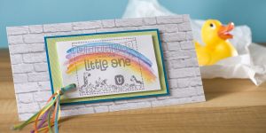 Ideen für Babys: Welcome to the world | ausgefallene Karte in bunten Regenbogenfarben mit weißen Backsteinen und einem detailreichen gestempelten Motiv
