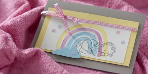 Ideen für Babys: Unterm Regenbogen | Karte für Geburtsanzeigen oder Glückwünsche in Grau, Gelb und zarten Pastelltönen mit einem aquarelliertem Regenbogen und einem gestempelten Motiv