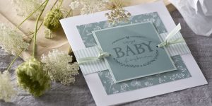 Ideen für Babys: Unser Baby ist angekommen | quadratische Karte in zartem, kühlen Grün, Weiß und Grau mit gestempeltem Schriftzug