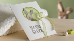 Ideen für Babys: Babyglück | besonders niedliche Karte in Weiß und fröhlichem Grün in Kombination mit Naturtönen für Geburtsanzeigen oder Glückwünsche zum Baby. Ein kleines Häschen ist der Botschafter der guten Nachrichten oder herzlichen Wünsche