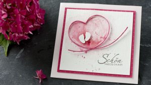 Ideen für Babys: Von ganzem Herzen | Quadratische Karte für Geburtsanzeigen oder Glückwünsche zum neugeborenen Baby in zartem Rosa, Pink und Grau mit einem lebhaft aquarellierten Herz, ausgestanzten Babyfüßen und einem gestempelten Schriftzug: Schön, dass du da bist!