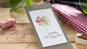 Ideen für Glückwünsche und Grußkarten: Glück und Liebe | selbstgemachter Geschenkanhänger mit einem aquarelliertem Glücksklee. Ein Blatt des vierblättrigen Klees ist rot gemalt. Das Motiv wird ergänzt mit einem gestempelten Text in weicher Handschrift: Von Herzen alles Liebe.
