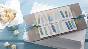 Ideen für Glückwünsche und Grußkarten: Geburtstagskerzen für dich | handgemachte Geburtstagskarte in Farbnuancen aus Grau, Grün und Azurblau mit aquarellierten Geburtstagskerzen und einem gestempelten Text: Alles Liebe zum Geburtstag.