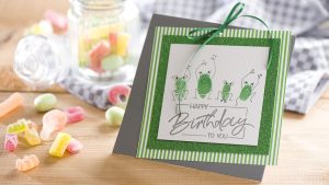 Ideen für Glückwünsche und Grußkarten: Geburtstagsgrüße für dich | Selbstgemachte Karte zum Geburtstag mit kräftig grünen Fingerabdrücken, aus denen mit wenigen Strichen lustige springende Frösche gezaubert wurde. Darunter wurde der passende Text gestempelt: Happy Birthday to you.