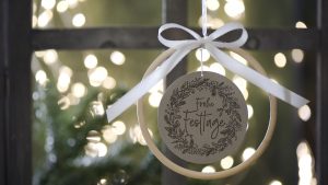 Ideen für Weihnachten: Frohe Festtage | Ein Weihnachtsgruß zum Aufhängen mit einem Holzring und einem runden Stempelmotiv