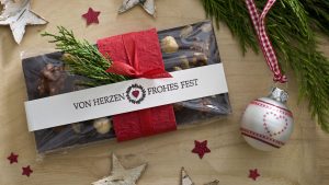 Ideen für Weihnachten: Süße Grüße | Banderole für eine Tafel Schokolade mit einem gestempelten Schriftzug und einem kleinen Kranz mit Herz