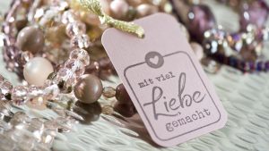 Ideen für Weihnachten: Für Selbstgemachtes | Schmucker Anhänger für selbstgemachte Geschenke mit einem gestempelten Schriftzug