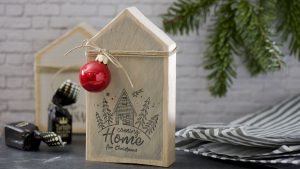 Ideen für Weihnachten: Handmade | Ausgefallenes kleines Geschenk aus Holz in der Weihnachtszeit mit einem stimmungsvollem Weihnachtsmotiv bestempelt und einer roten Weihnachtskugel dekoriert