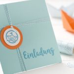 Ideen für Kommunion und Konfirmation: Auf den Punkt gebracht | Quadratische Einladungskarte in Azur und Orange mit einem gestempelten Text im Handlettering-Stil (Einladung) und einem gestempelten runden Motiv: Ein kleines Origami-Schiff