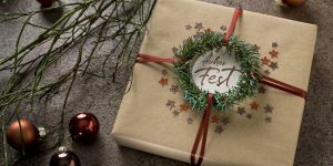 Ideen für Weihnachten: Ein Weihnachtsgeschenk | mit vielen Sternen, einem Tannenkränzchen und einem gestempelten Weihnachtsgruß