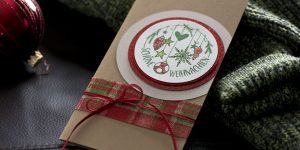Ideen für Weihnachten: Schöne Weihnachten | selbstgemachte Weihnachtskarte in weihnachtlichem Rot, Grün und Natur mit dekorativem Karo und einem gestempelten Motiv