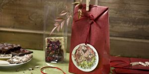Ideen für Weihnachten: Für weihnachtliche Köstlichkeiten | aquarellierter Geschenkanhänger an einer Tüte für Gebäck, Kekse, Schokolade oder Ähnlichem mit einem gestempelten Motiv